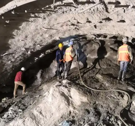 上城隧道拱顶带模注浆料，微膨胀注浆料的特点及施工工艺